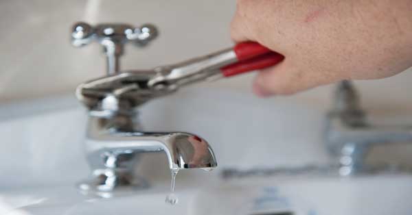 cambiar la goma de un grifo en el baño
